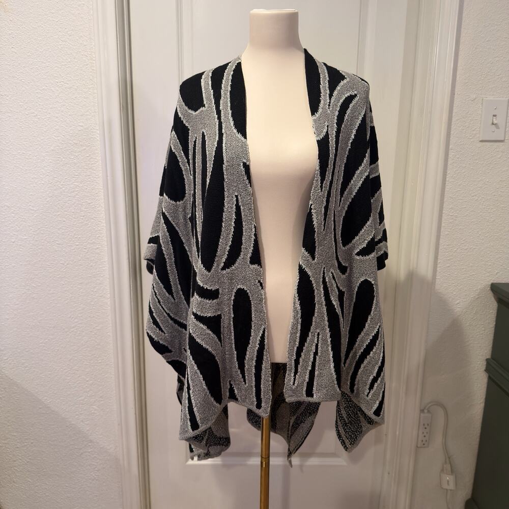 NWT Chico's Black and Silver Gray Bold Pattern Cozy Ruana/Poncho/Wrap One Size